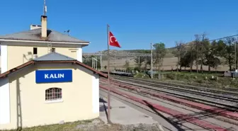 Tüm işi tek başına yapıyordu, ünlü şairin dikkatinden kaçmayınca şiir oldu