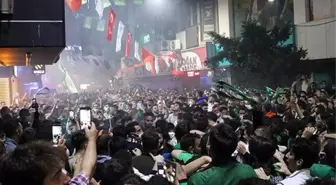 Kocaelispor'un kutlamasında feci kaza! Futbolcu üstü açık otobüsten düştü