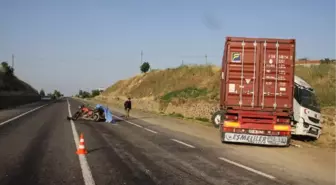 TIR'ın çarptığı motosikletli sepete fırlayıp, öldü