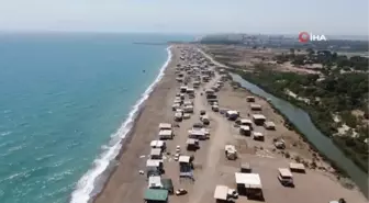 Antalya'da turistleri kıskandıran kısıtlama... Günlerini denize sıfır çardaklarda geçiriyorlar