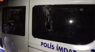 Son dakika haberi... Kavga ihbarına giden polis ekibinin aracına kiremit atılarak zarar verildi