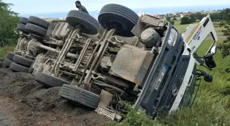 Samsun'da çöken yolda beton mikseri devrildi: 1 yaralı