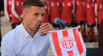 Dünyaca ünlü yıldız Podolski, Antalyaspor'dan ayrıldı