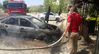 Elazığ'da alevlere teslim olan otomobil küle döndü