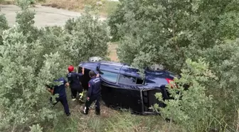 Manisa'da otomobil şarampole yuvarlandı: 3 yaralı