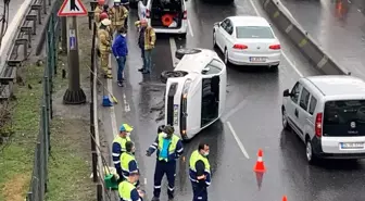 Okmeydanı bağlantı yolunda bariyerlere çarpan araç yan yattı