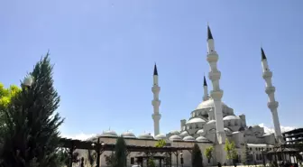 Türk hayırseverin Kırgızistan'a getirdiği Kabe örtüsünün bir bölümü, Bişkek Merkez Camisine hediye edildi