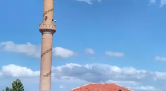 Yıldırım düşen caminin minaresi yıkıldı