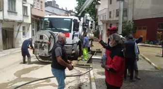 Bursa'nın turistik bölgelerinden Tirilye'de sağanak, parke taşlarını yerinden söktü