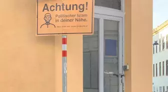 Müslümanların 'dijital harita'yla fişlendiği Avusturya'da camilere ırkçı levhalar asıldı