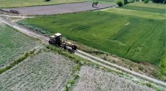 Altıeylül'de tarla yollarının bakımı yapılıyor