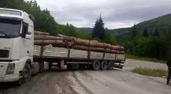 Makaslayan tır yolu trafiğe kapattı