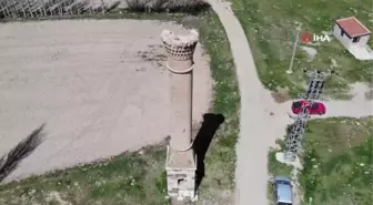 Tarlanın ortasında 'Kırık Minare'yi görenler şaşkınlıklarını gizleyemiyor