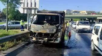 Bakırköy'de seyir halindeyken yanan İBB aracı söndürüldü (2)