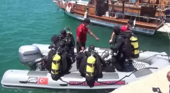 Dagıçlar deniz dibi temizliği yaptı