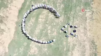 Dünya Çevre günü etkinliğine katılanlar bayrak figürü oluşturdu