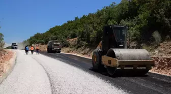 Erdemli'de yapımı tamamlanan köprü ve yolda asfalt çalışması