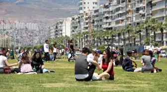 İzmir Kordonboyu'nda kısıtlamasız cumartesi yoğunluğu