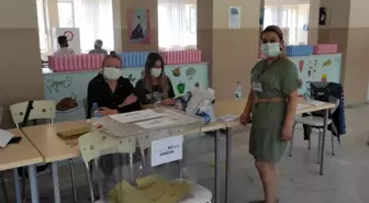 8 adaylı seçimde en yakın rakibine 755 oy fark attı