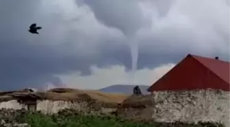 ARDAHAN'DA ÇATILARI UÇURAN HORTUM KAMERADA