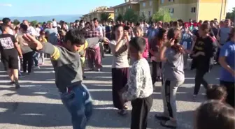 DÜZCE DESTEKLEDİKLERİ ADAYIN MUHTAR SEÇİLMESİNİ GÖBEK ATARAK KUTLADILAR