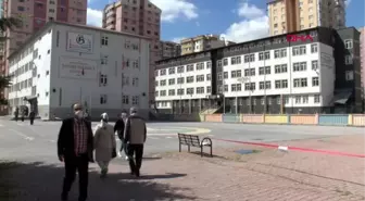 KAYSERİ KAYSERİ'DE SEÇMENLERE, 'YAN BİNADA SINAV VAR, LÜTFEN SESSİZ OLALIM' UYARISI