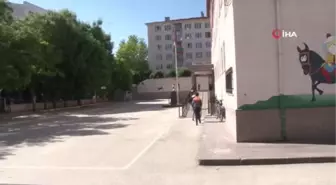 Öğrenciler sınavda velilerse okul önünde ter döktü