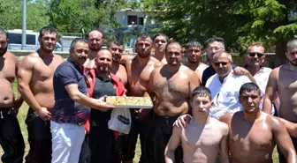 Pehlivanlara tatlı ikramı