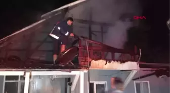 TEK KATLI EVİN ÇATISI YANDI