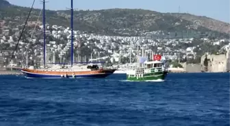 Teknelerle ulaşılan plajda çevre ve deniz dibi temizliği yapıldı