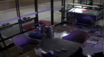 Son dakika haberleri! TRABZON TIR'ın çarptığı park halindeki kamyonun pastaneye daldığı kaza kamerada