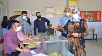 Yüksekova'da 2 mahalle ve bir köyde yapılan muhtarlık seçimi sona erdi