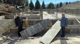 Karabük milletvekilleri Safranbolu'da sağlık hizmeti verecek binadaki çalışmaları inceledi