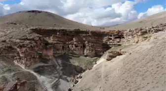 Kayalar oyularak yapılan 'Yukarı Biligan Mağaraları' ziyaretçilerini bekliyor