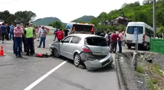 Ordu'da yolcu minibüsü ile otomobil çarpıştı... O anlar kamerada