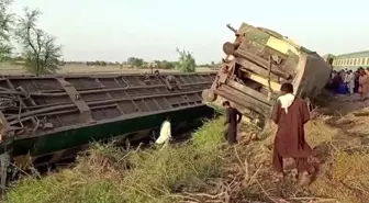 Pakistan'da iki yolcu treni çarpıştı: 36 ölü