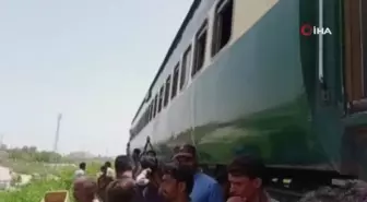 Pakistan'da yolcu treni raydan çıktı