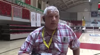 Tekerlekli sandalye basketbolunda kadın sporcularla mücadele ediyorlar