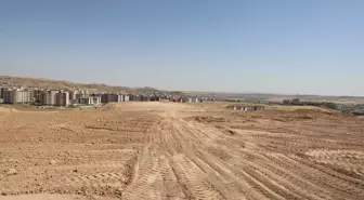 Cizre belediyesince ilçede yol düzenleme çalışmaları devam ediyor