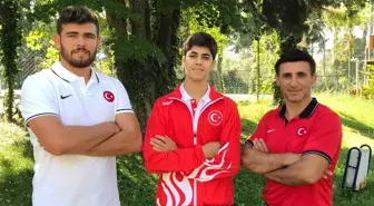 Elmalı Güreş Eğitim Merkezinin iki sporcusu milli takıma çağrıldı