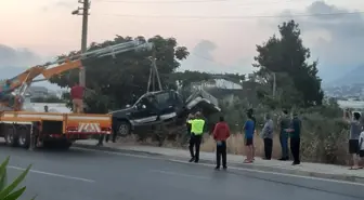 Son dakika haberleri! Elektrik direğine çarpan kamyonette sıkışan kardeşleri itfaiye kurtardı