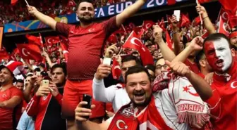 İtalya maçı öncesi Türk taraftarlar, Roma sokaklarını tezahüratlar ve marşlarla inletti