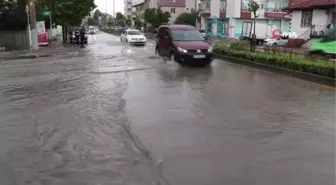 Sağanak yağış sonrası yollar göle döndü
