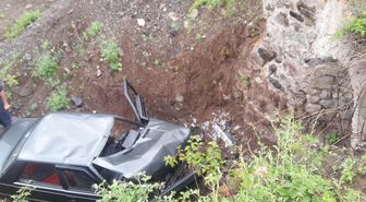 Sivas'ta otomobil menfeze devrildi: 1 yaralı