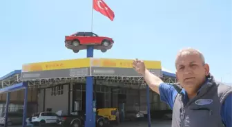 1984 model otomobili iş yerinin çatısına koydu! Gören dönüp bir daha bakıyor