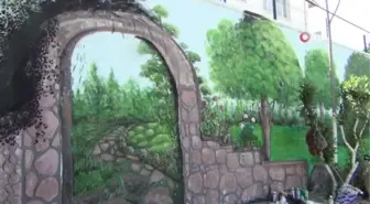 Sardunya festivali öncesinde duvarları renklendirdiler