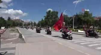 Kurtuluş Savaşı'nda cephanenin taşındığı İstiklal Yolu'nu motorla geçiyorlar