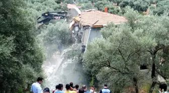 Akbük Koyu'nda kaçak yapıların yıkımı devam ediyor