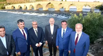 Başkan Asya, Bakan Karaismailoğlu ve Beraberindeki Heyetle Tarihi Murat Köprüsü Sultan Alparslan Parkını Gezdi