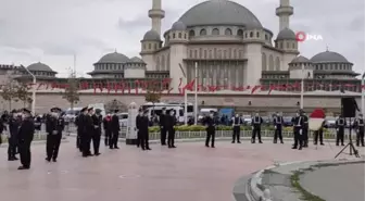 Son dakika haber: Jandarma'nın 182'nci kuruluş yılında Taksim Cumhuriyet Anıtı'na çelenk bırakıldı